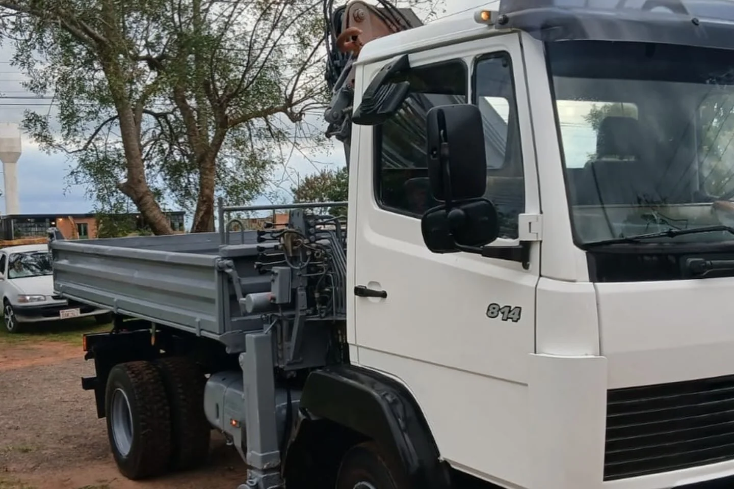 Camión Mercedes-Benz volquete con hidrogrúa en el patio de Mar Truck